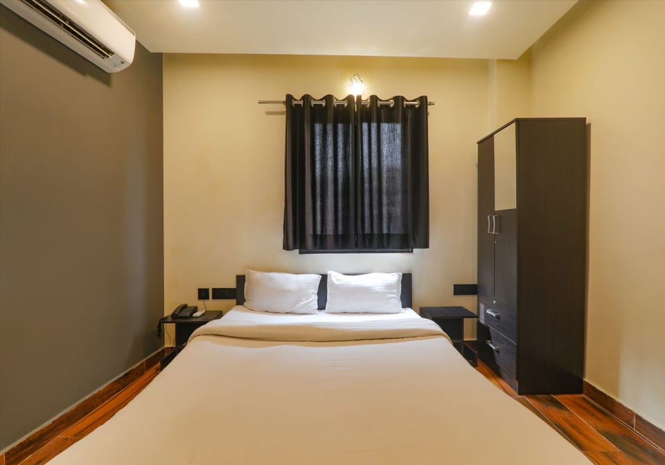 Deluxe Room | Egyptian cotton sheets, premium bedding, in-room safe, desk