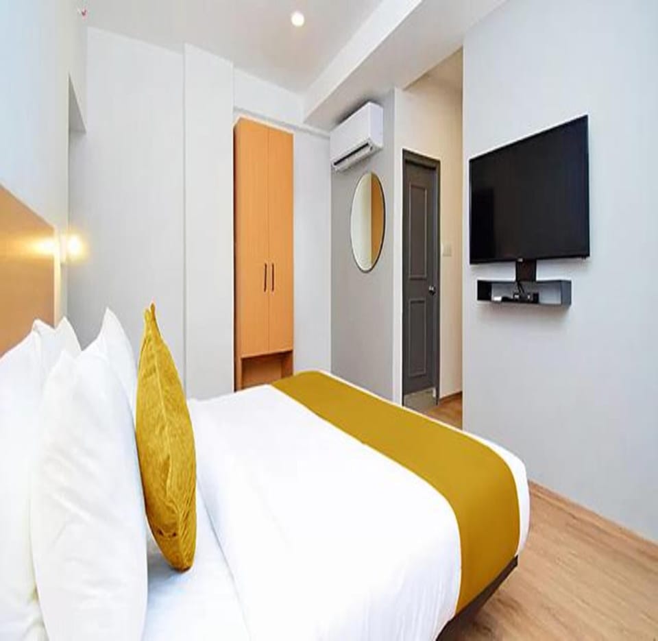 Egyptian cotton sheets, premium bedding, in-room safe, desk