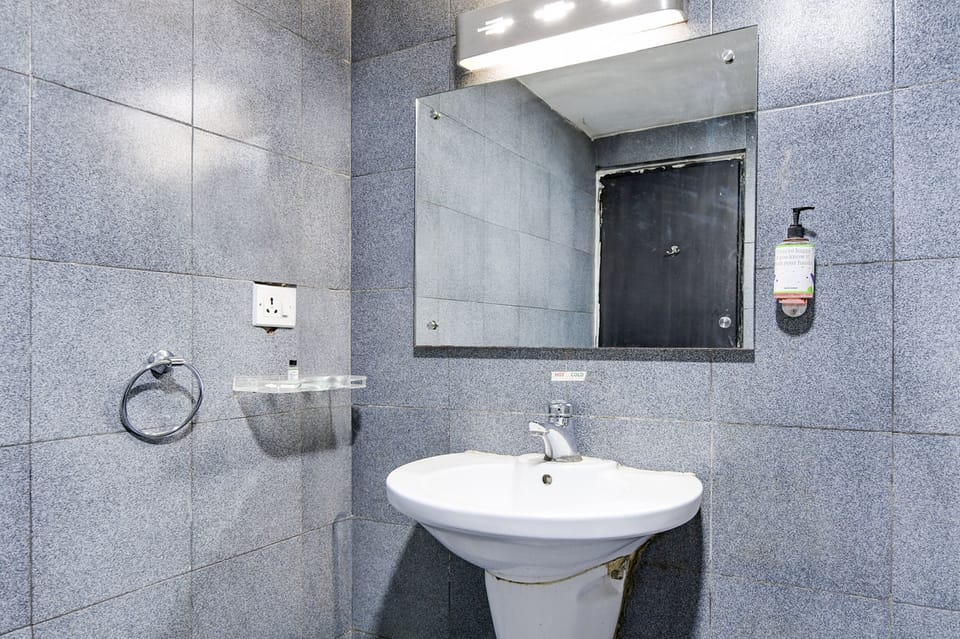 Shower, rainfall showerhead, free toiletries, towels