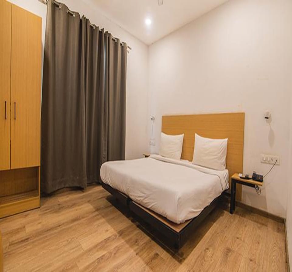 Egyptian cotton sheets, premium bedding, in-room safe, desk