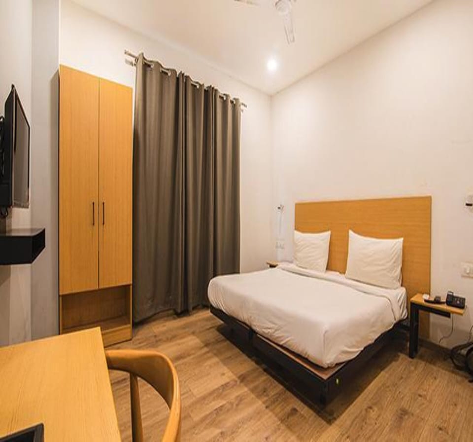 Deluxe Room | Egyptian cotton sheets, premium bedding, in-room safe, desk