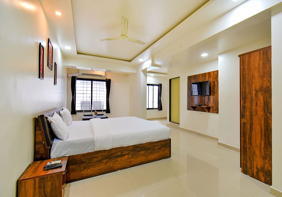 Deluxe Room | Egyptian cotton sheets, premium bedding, in-room safe, desk