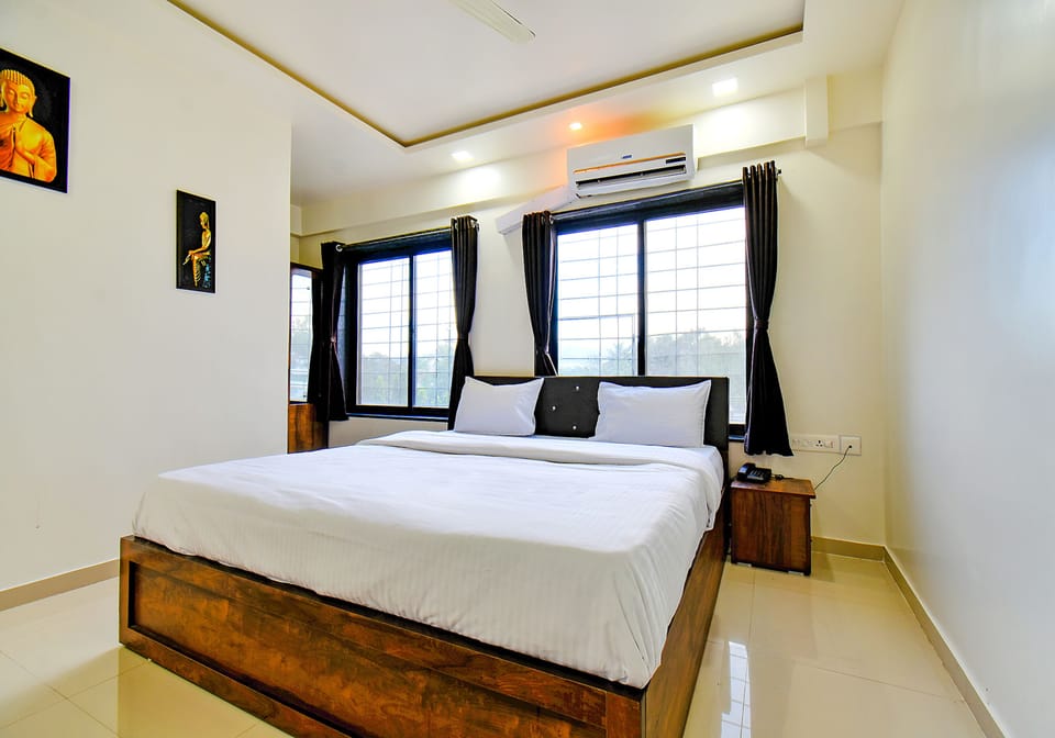 Egyptian cotton sheets, premium bedding, in-room safe, desk