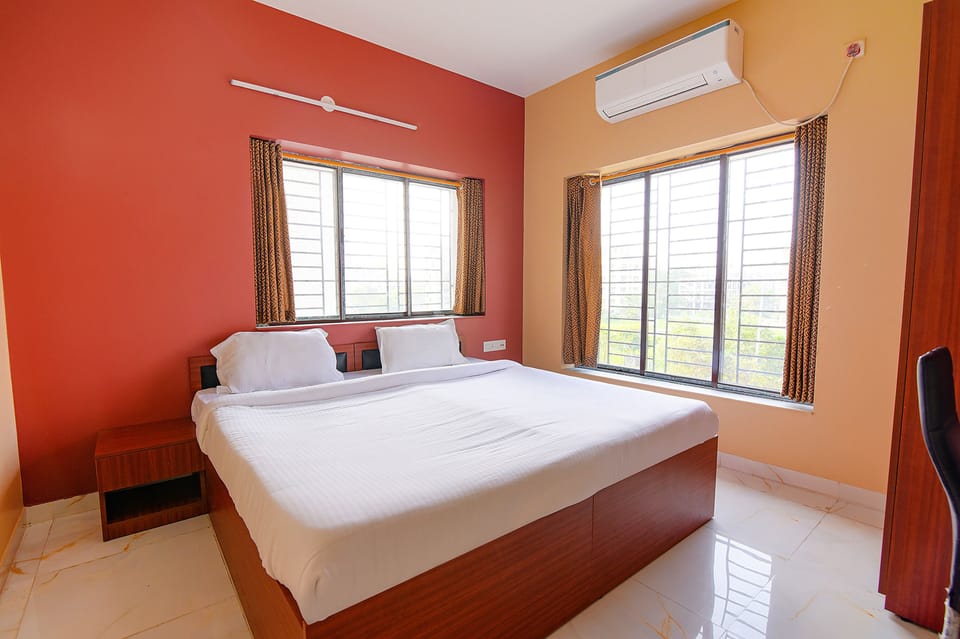 Egyptian cotton sheets, premium bedding, in-room safe, desk
