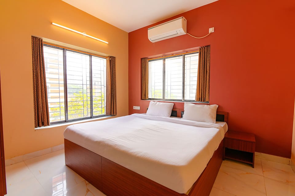 Deluxe Room | Egyptian cotton sheets, premium bedding, in-room safe, desk