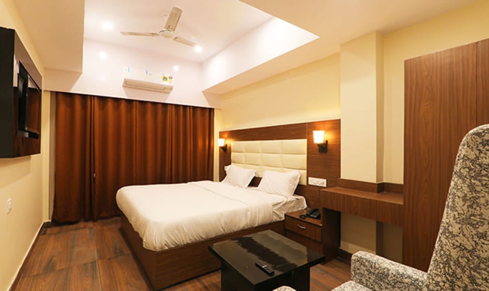 Deluxe Room | Egyptian cotton sheets, premium bedding, in-room safe, desk