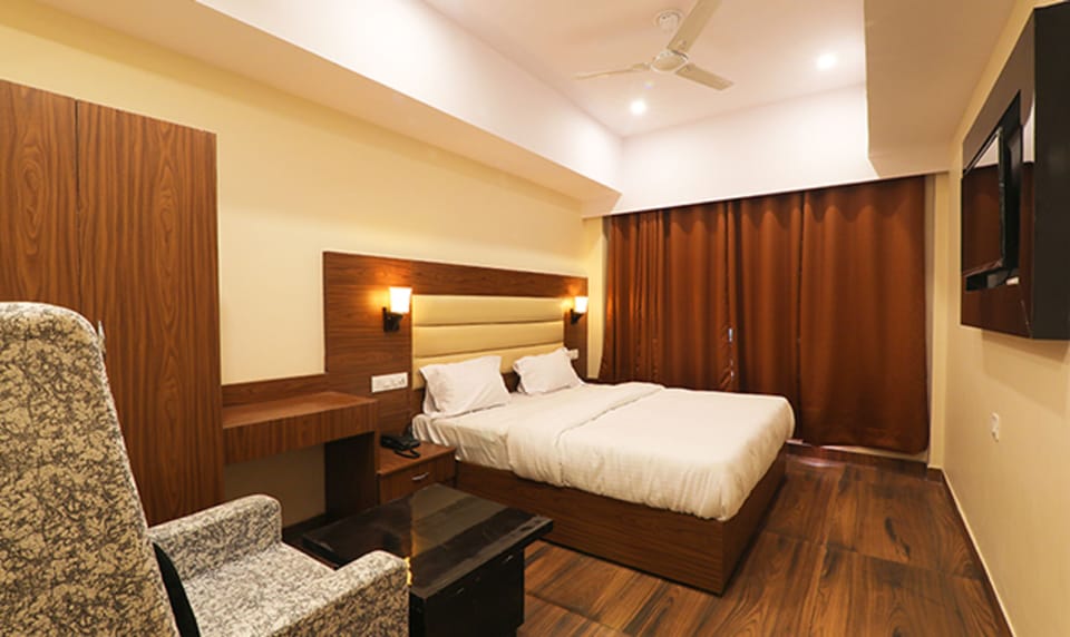 Egyptian cotton sheets, premium bedding, in-room safe, desk