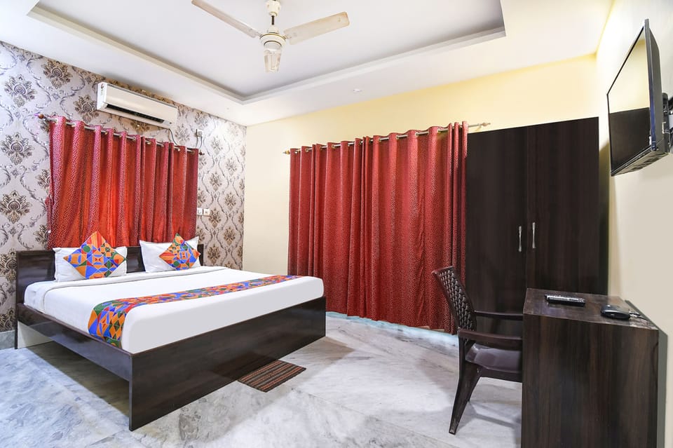 Egyptian cotton sheets, premium bedding, in-room safe, desk