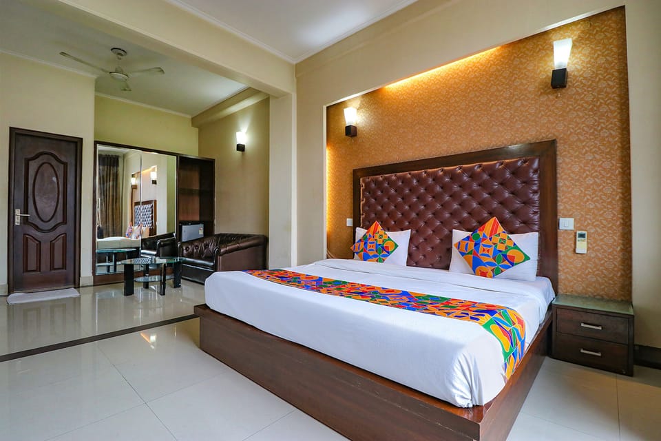 Egyptian cotton sheets, premium bedding, in-room safe, desk