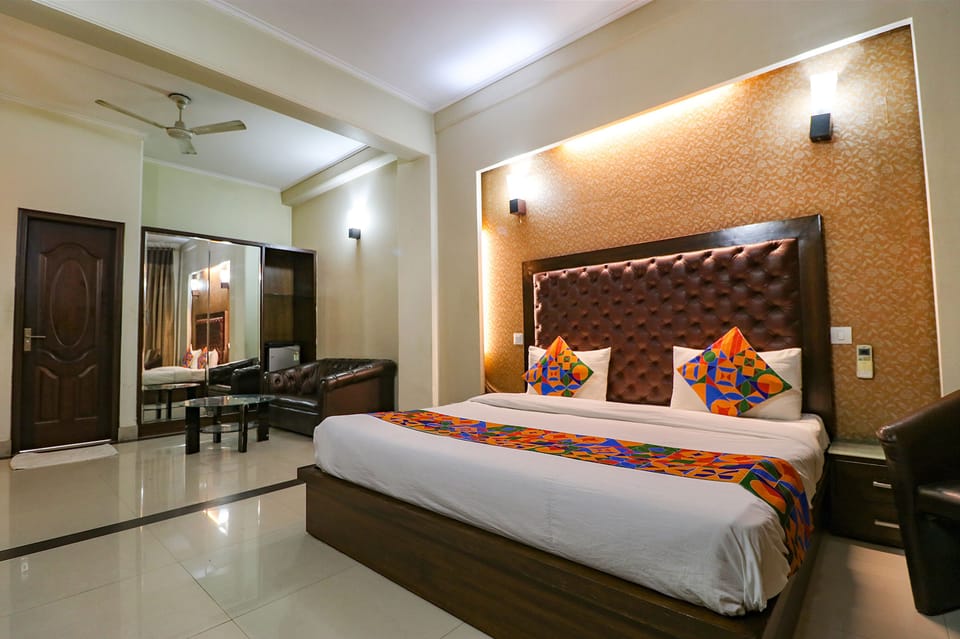 Egyptian cotton sheets, premium bedding, in-room safe, desk