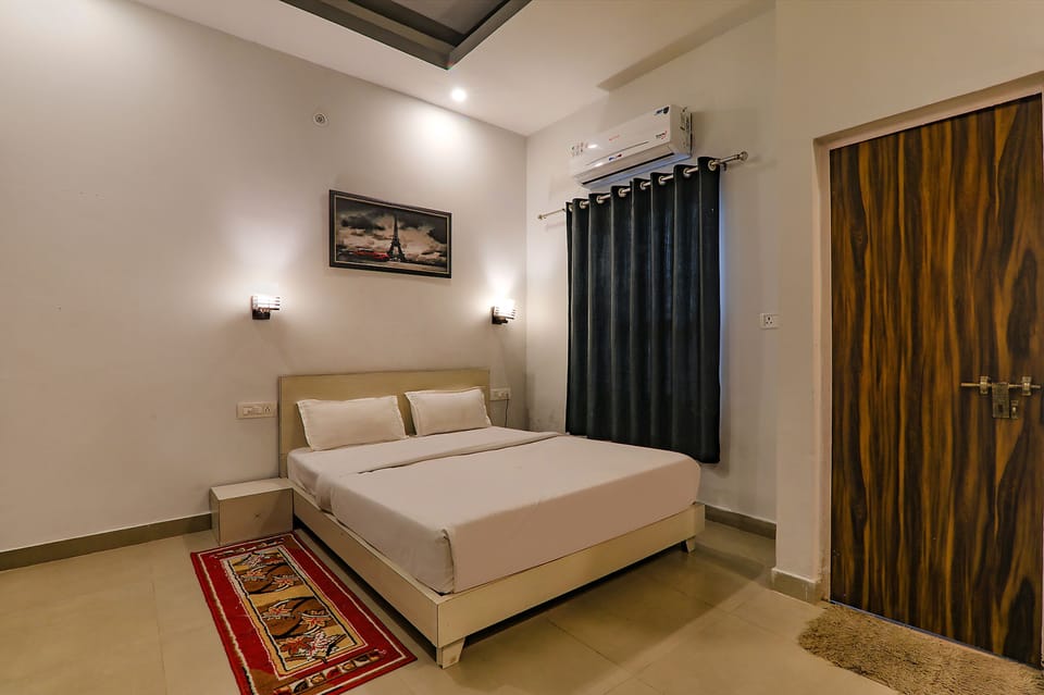 Egyptian cotton sheets, premium bedding, in-room safe, desk