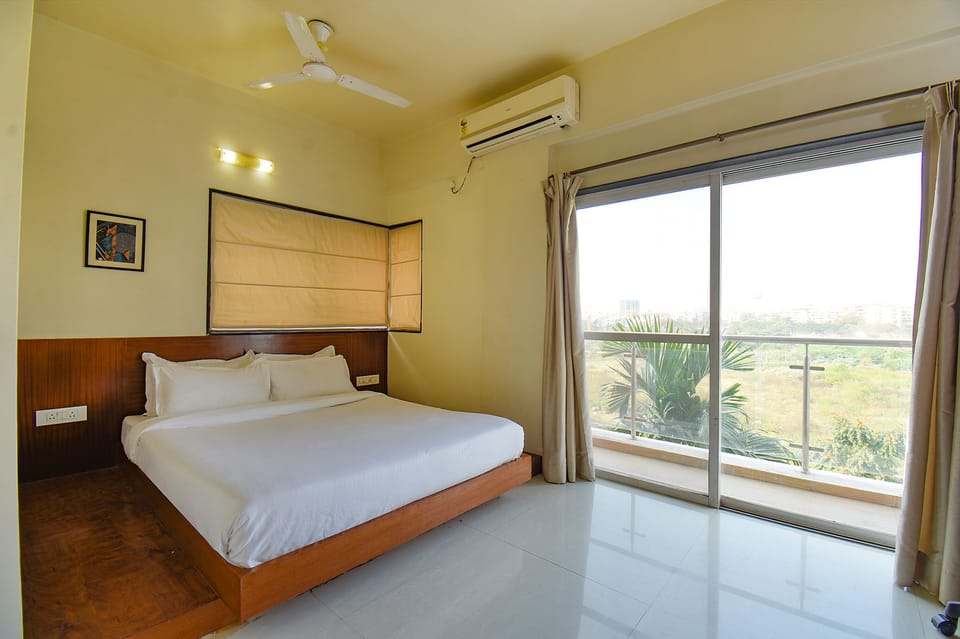 Egyptian cotton sheets, premium bedding, in-room safe, free WiFi