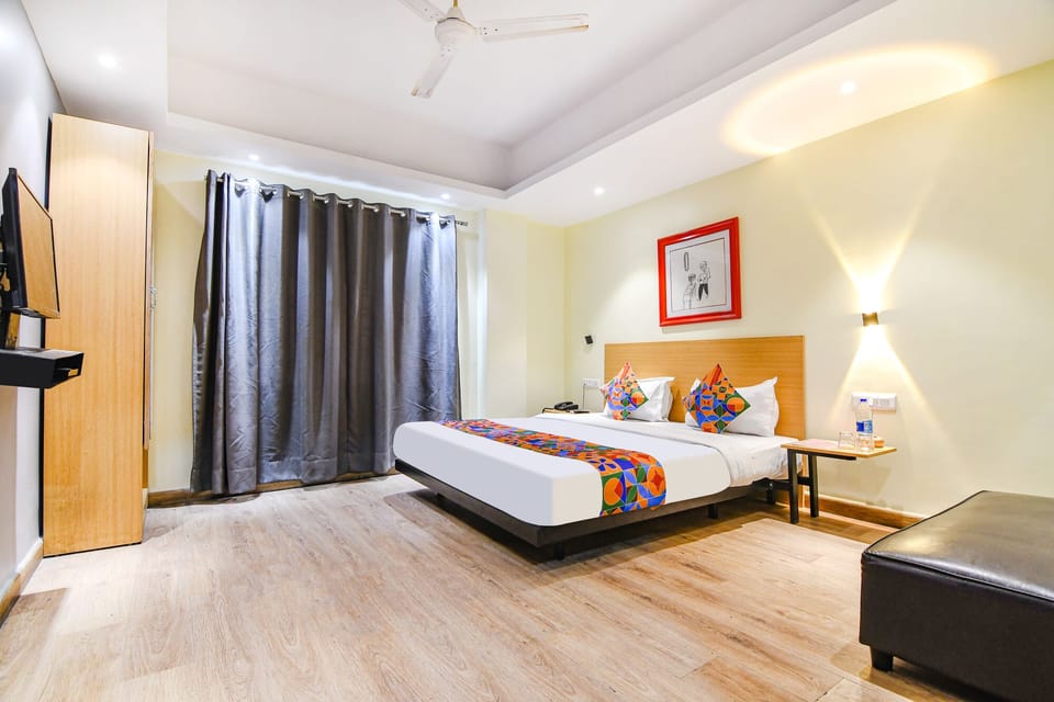 Egyptian cotton sheets, premium bedding, in-room safe, desk