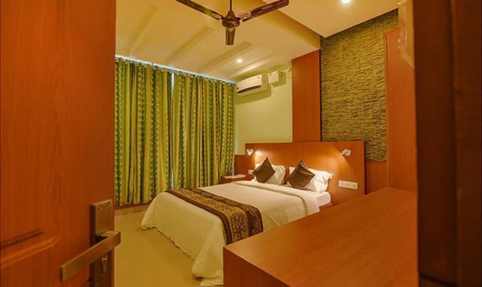 Egyptian cotton sheets, premium bedding, in-room safe, desk
