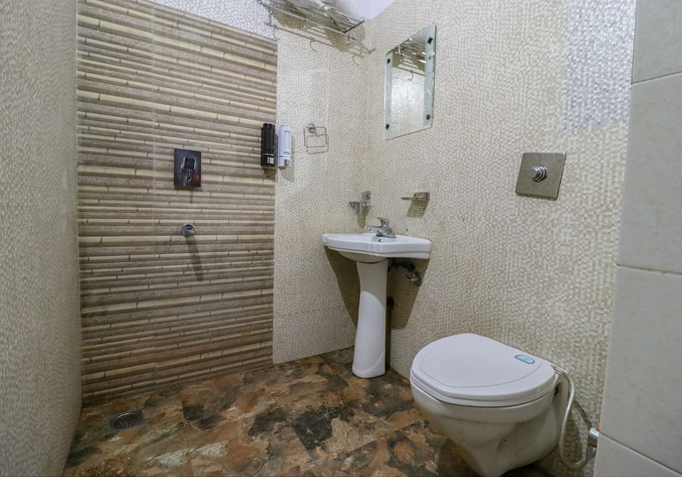 Premium Room | Bathroom | Shower, rainfall showerhead, free toiletries, towels