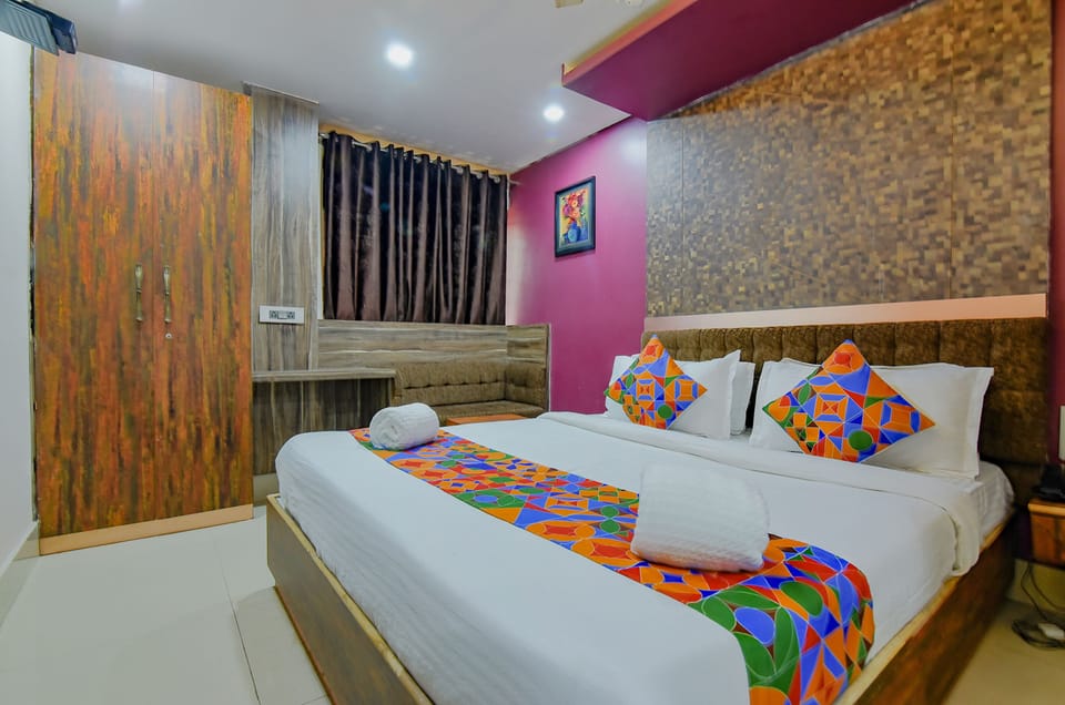 Egyptian cotton sheets, premium bedding, in-room safe, desk