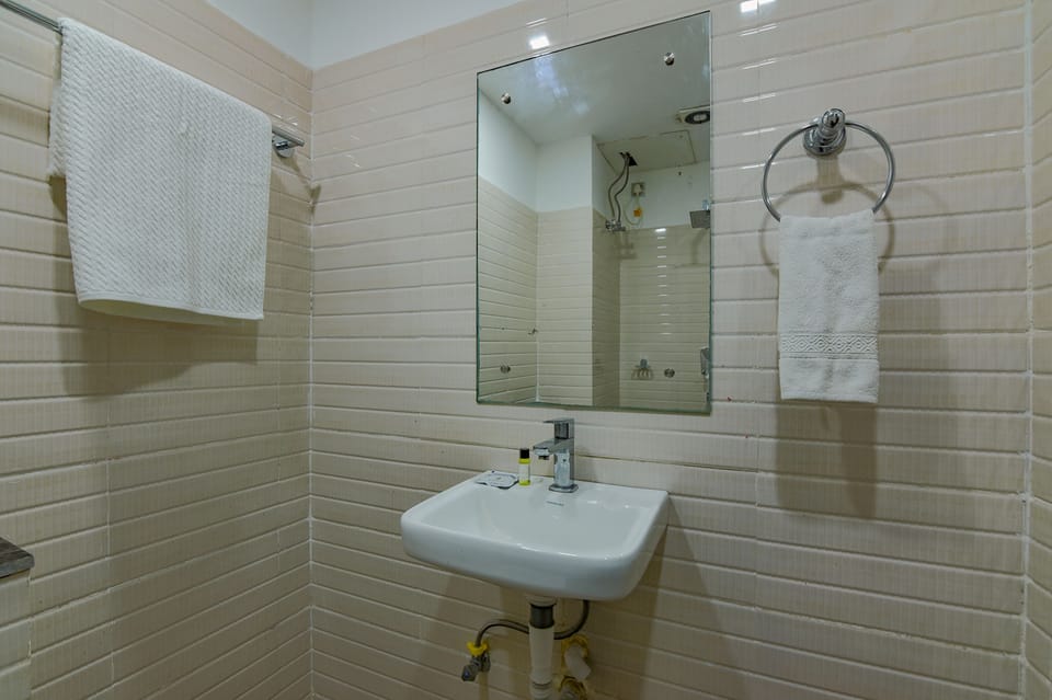 Shower, rainfall showerhead, free toiletries, towels