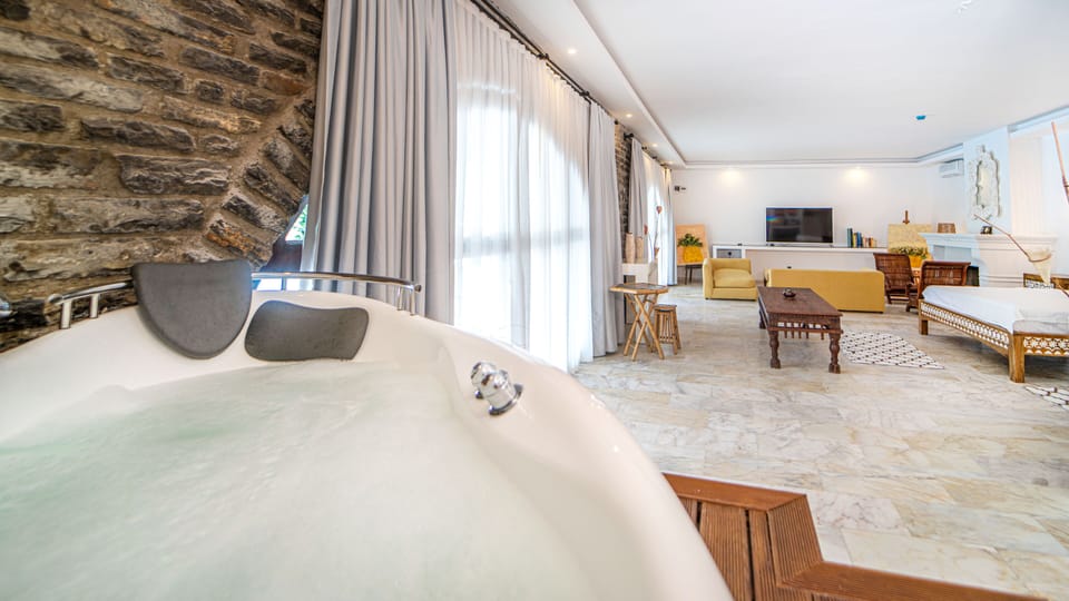 Grand Room, Pool View | Hypo-allergenic bedding, free minibar items, in-room safe