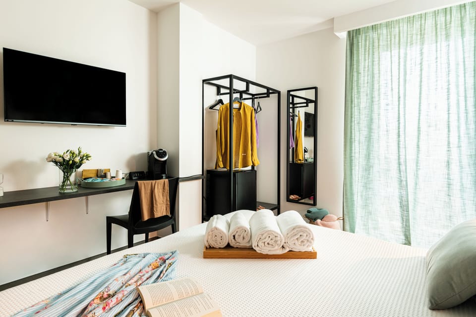 Camera Comfort con letto matrimoniale o 2 letti singoli , balcone vista mare  | Premium bedding, down comforters, pillowtop beds, free minibar