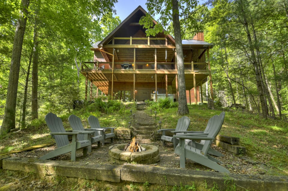 Papa Bear Lodge is a luxury Blue Ridge Cabin Rental