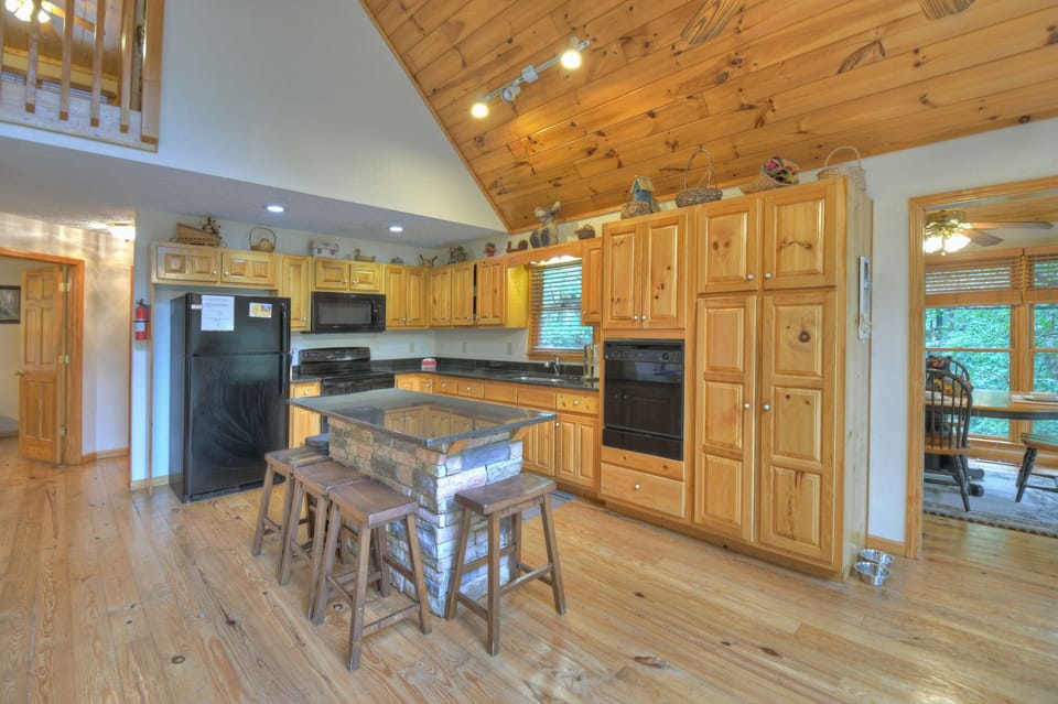 Lakeview Retreat - Fully Stocked Kitchen
