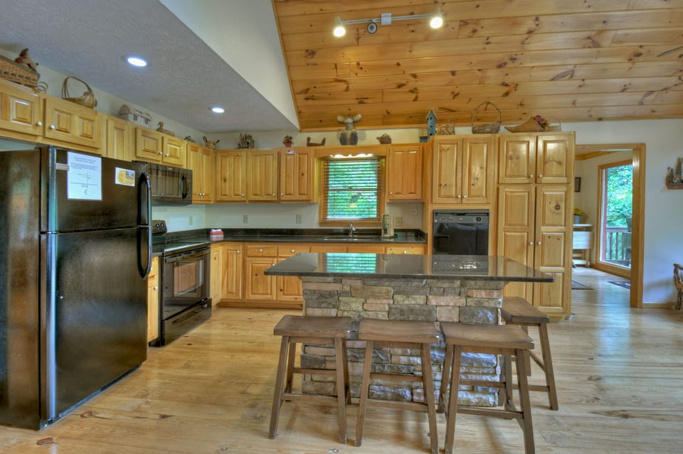 Lakeview Retreat - Beautiful Breakfast Bar Area With Granite Counter Tops