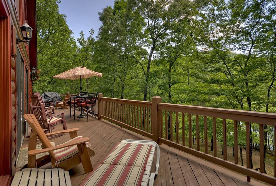 Lakeview Retreat - Rear Deck With An Assortment Of Seating To Suit Your Needs