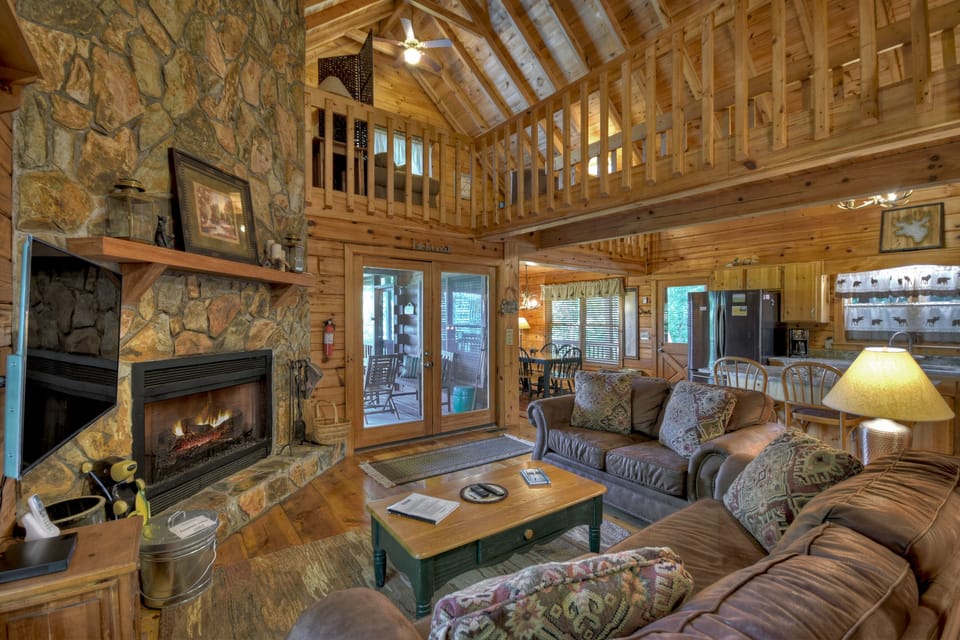 Romantic cabin rental in Blue Ridge- Perfect place to celebrate an anniversary or other special day