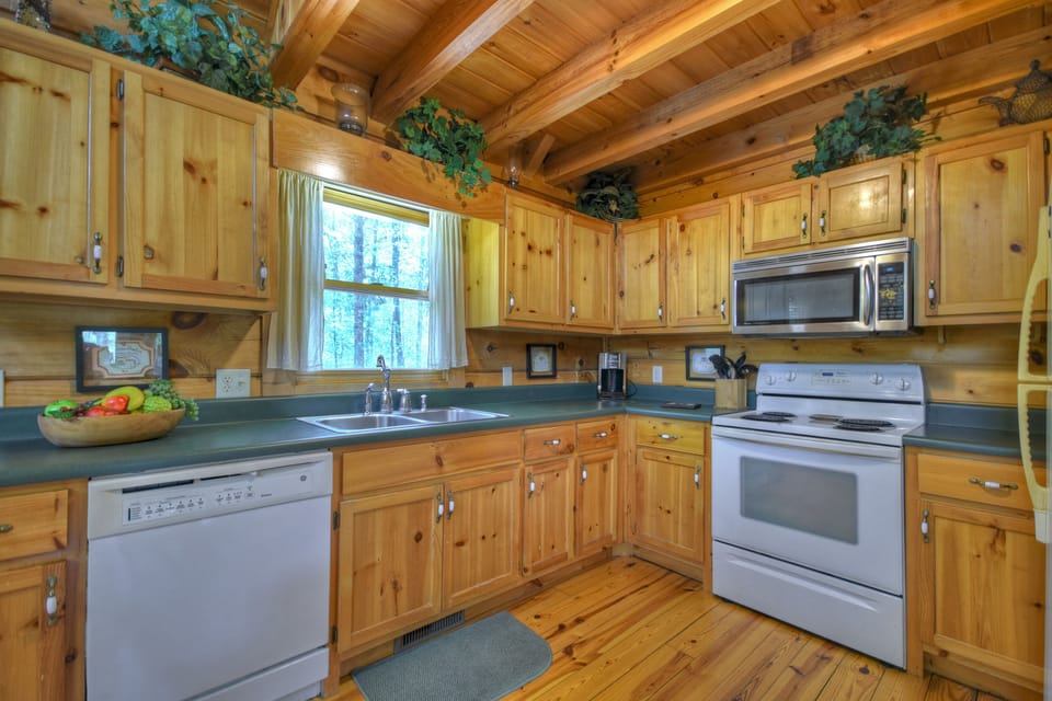 Seclusion at Hideaway Mountain - Fully Stocked Kitchen