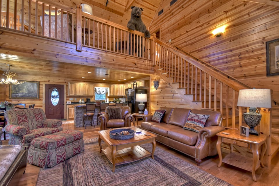 Plenty of room for everyone at this pet friendly cabin rental in Ellijay