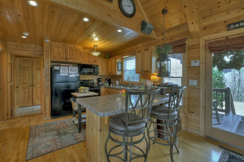 Higher Ground - Fully Stocked Kitchen With Breakfast Bar