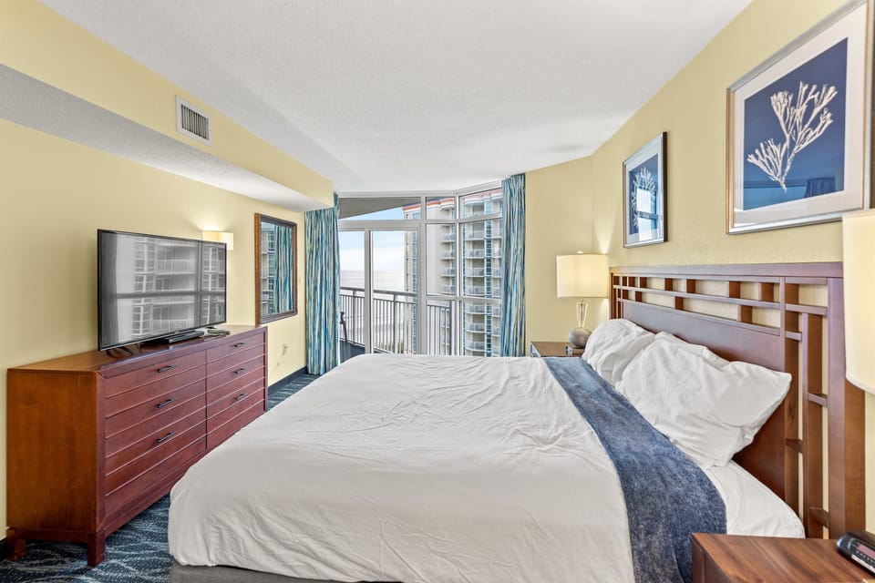 King bed in Main Bedroom