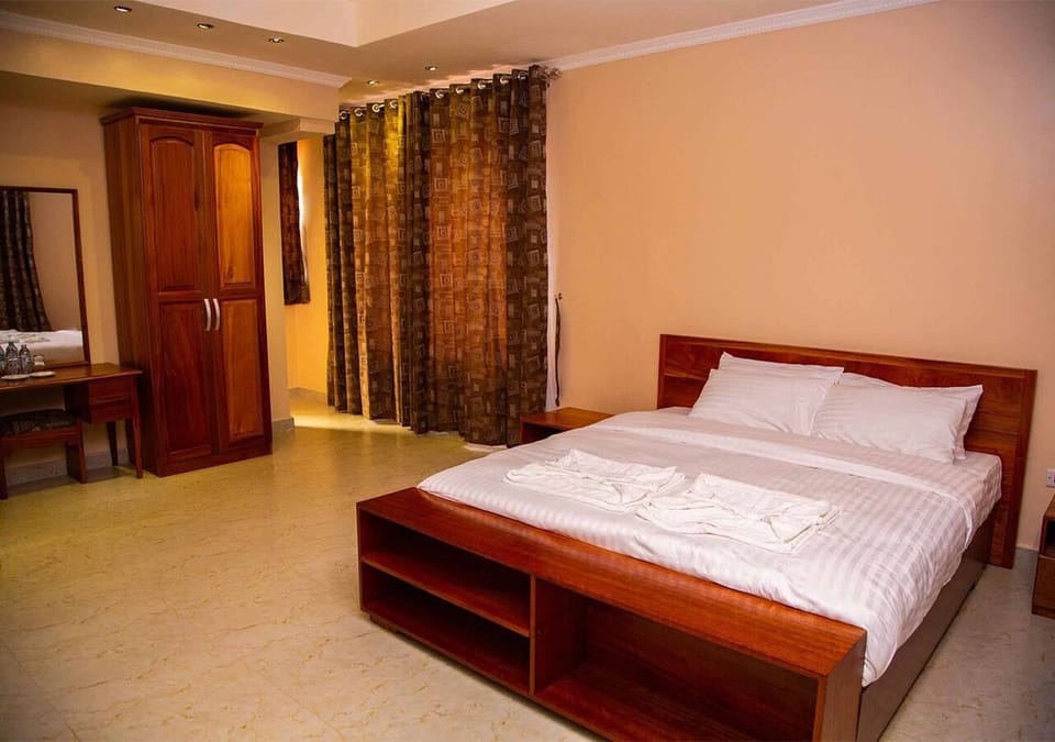 Deluxe Double Room | Minibar, desk, blackout drapes, free WiFi