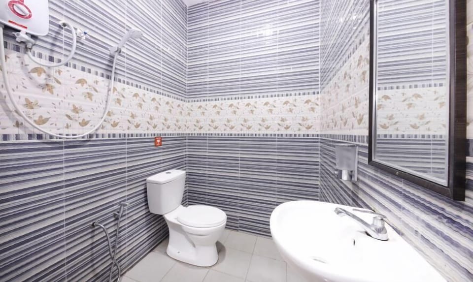 Shower, hydromassage showerhead, bidet, towels