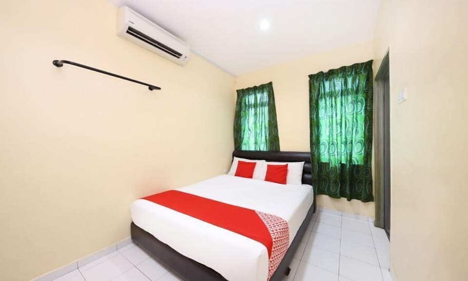 Deluxe Double Room | Iron/ironing board (on request), WiFi (free), bed sheets
