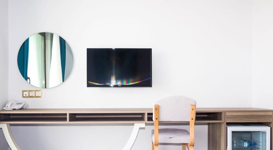 32-inch LCD TV with cable channels, TV