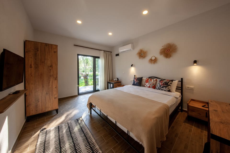 Free minibar, in-room safe, laptop workspace, free WiFi