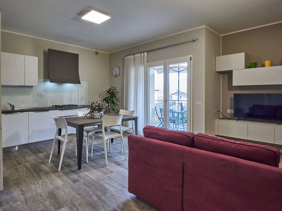 Water, Sky, Boat, Daytime, Building, Cloud, Watercraft, Azure, Vehicle, Plant