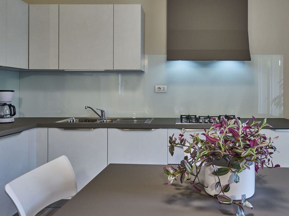 Water, Sky, Boat, Daytime, Building, Cloud, Watercraft, Azure, Vehicle, Plant