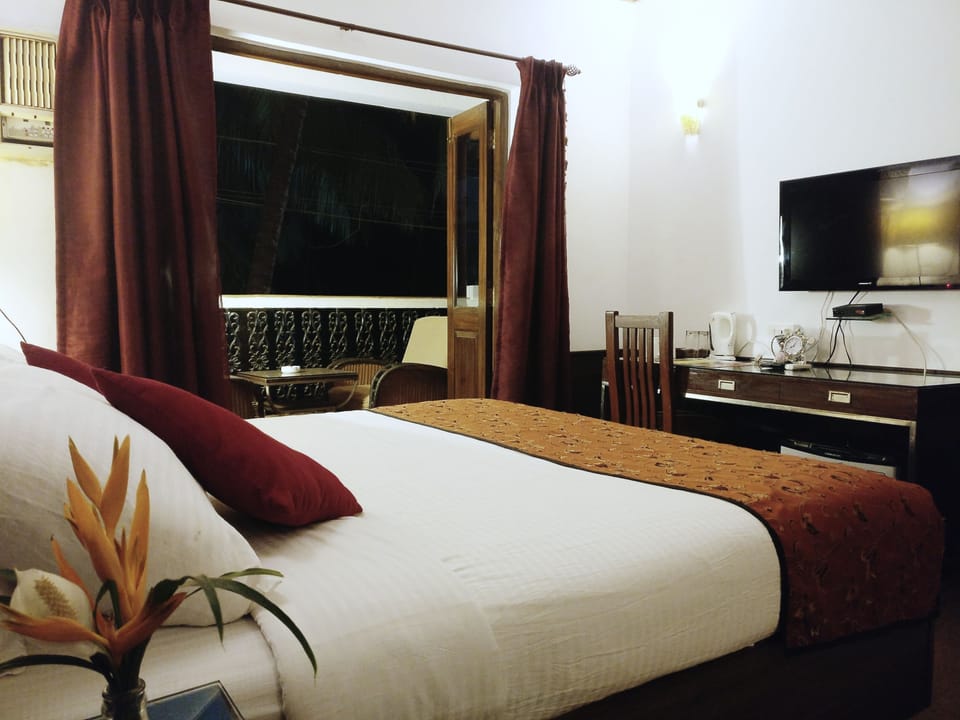 Superior Double Room | Desk, bed sheets