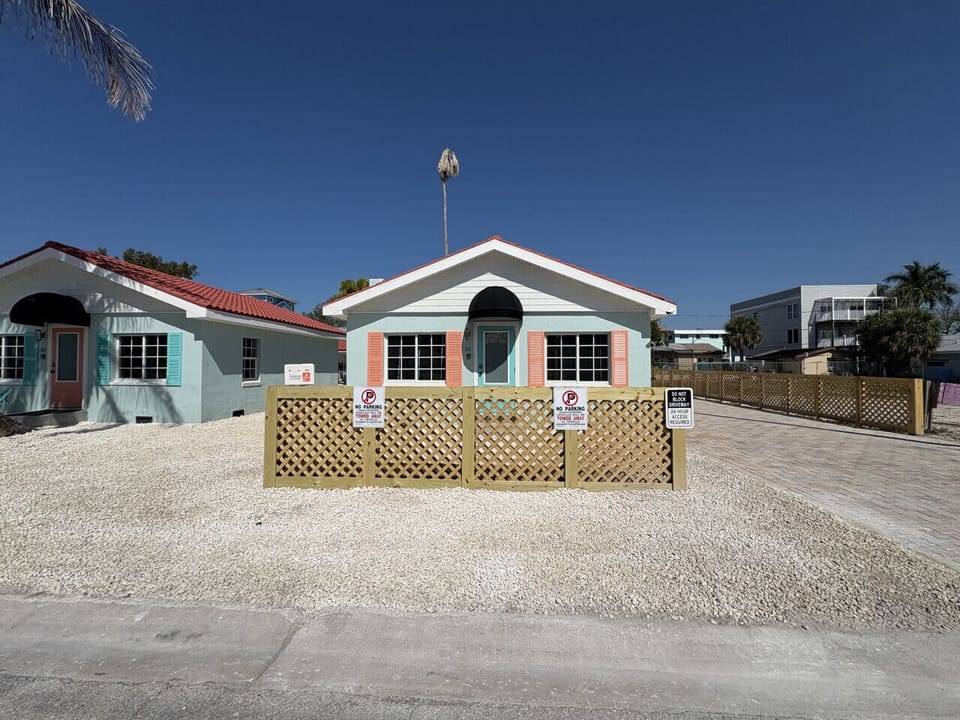 Beach bungalow with 2 parking space