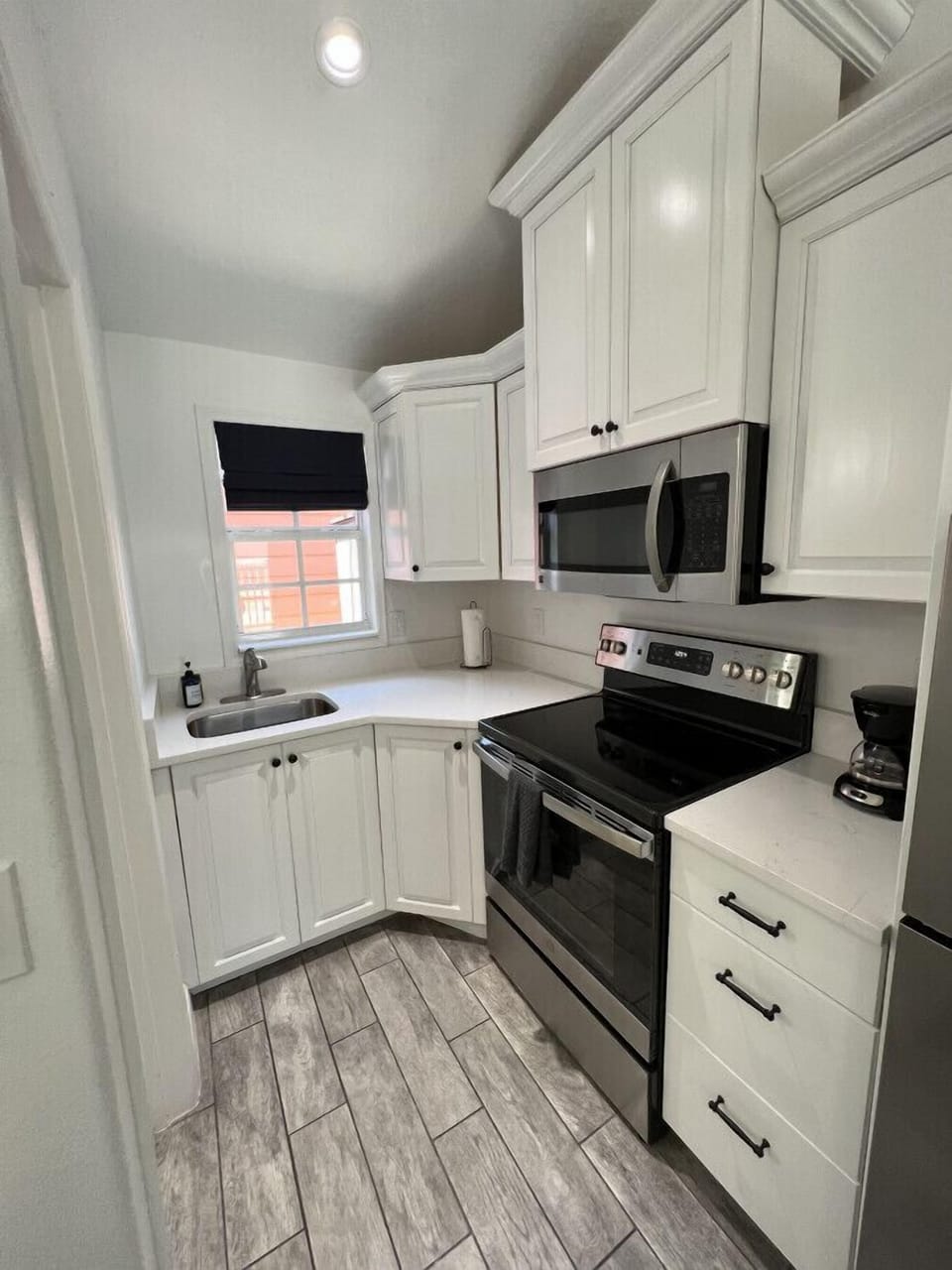 Full kitchen w/ quartz countertop