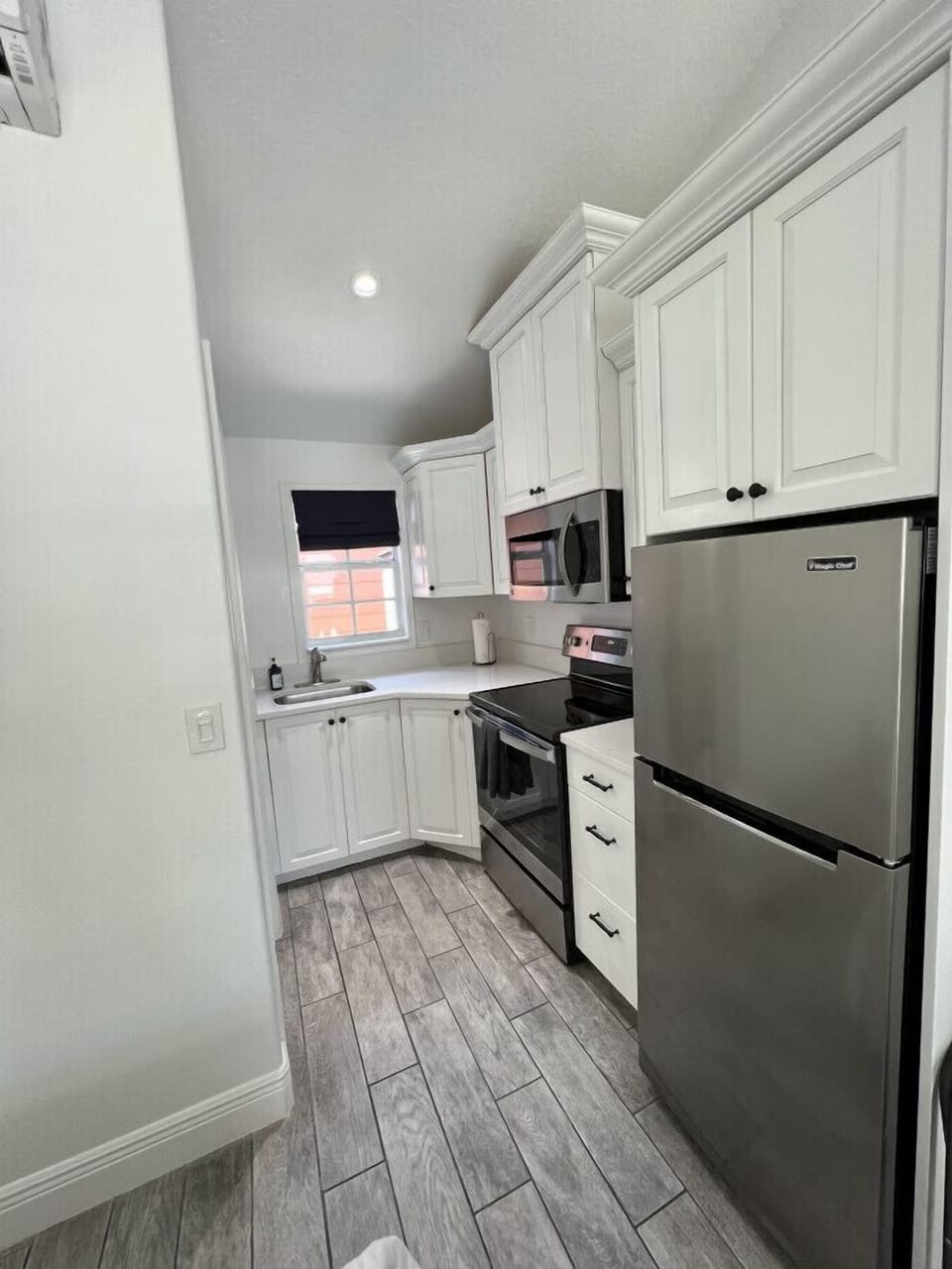 Full kitchen w/ quartz countertop