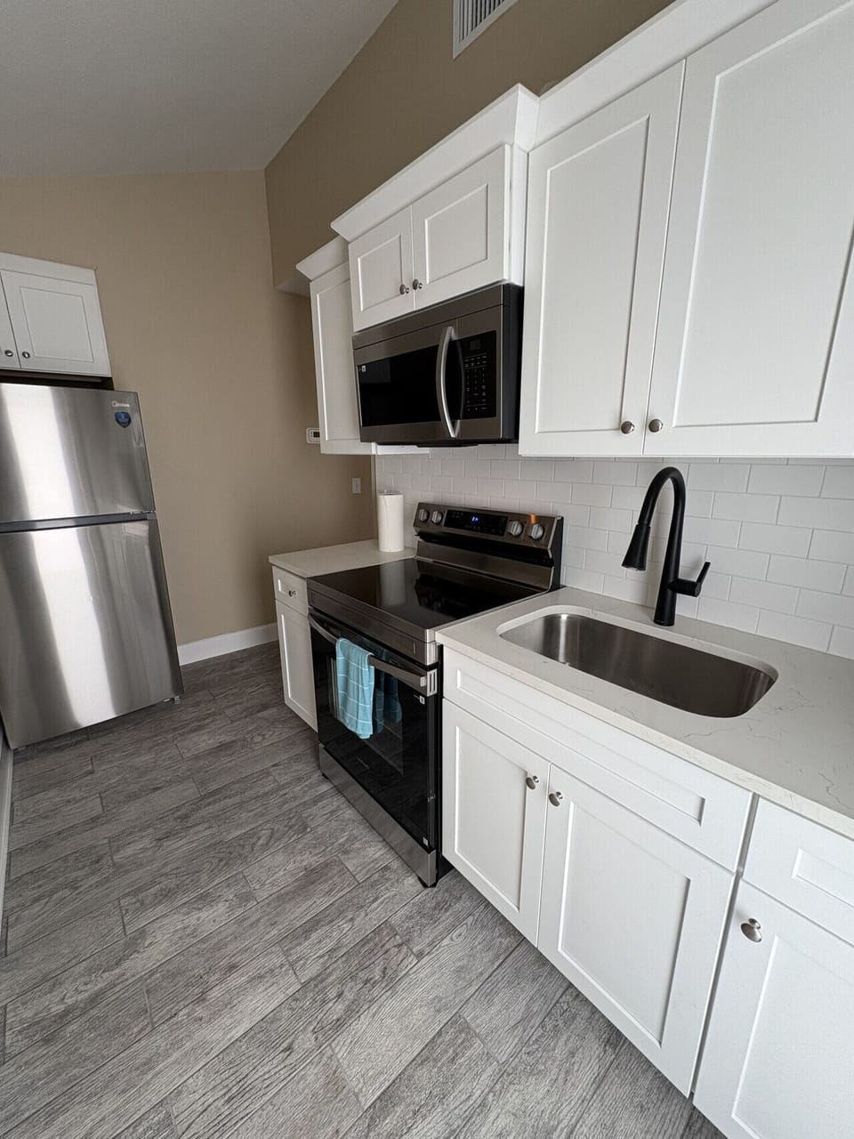 Full size kitchen with pool view