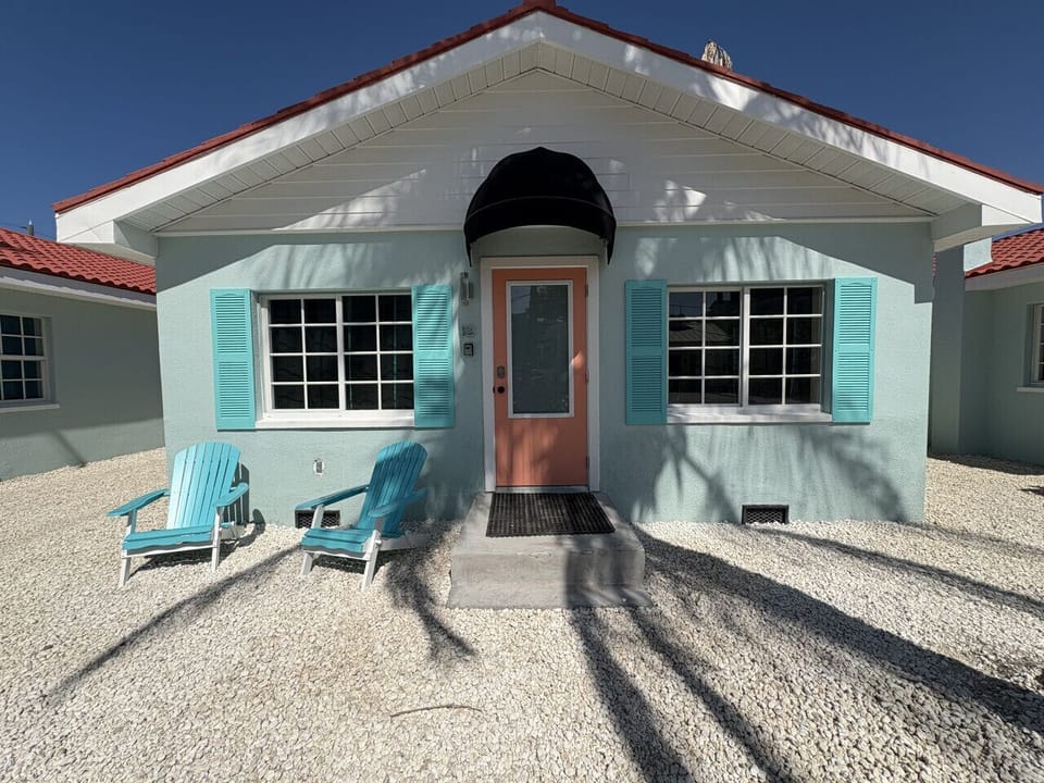 Beach bungalow with 2 parking space