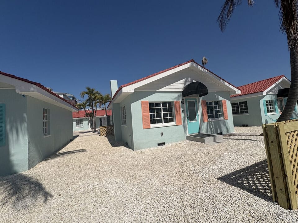 Beach bungalow with 2 parking space