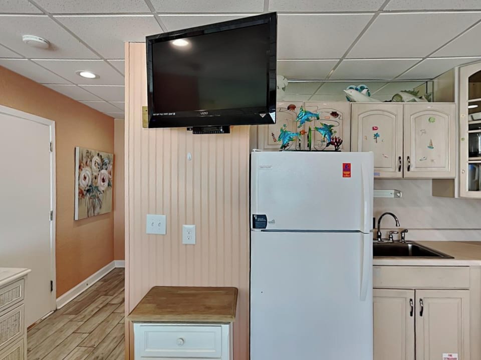 Continental #319 - TV and Kitchen