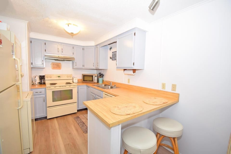 Condo, 1 Bedroom | Private kitchen | Fridge, coffee/tea maker, toaster