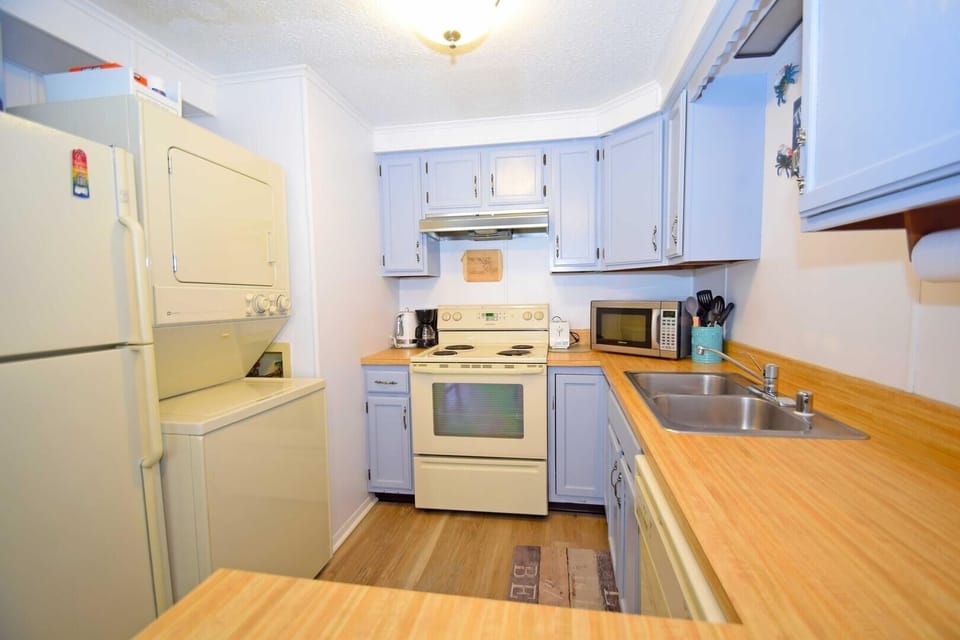 Condo, 1 Bedroom | Private kitchen | Fridge, coffee/tea maker, toaster