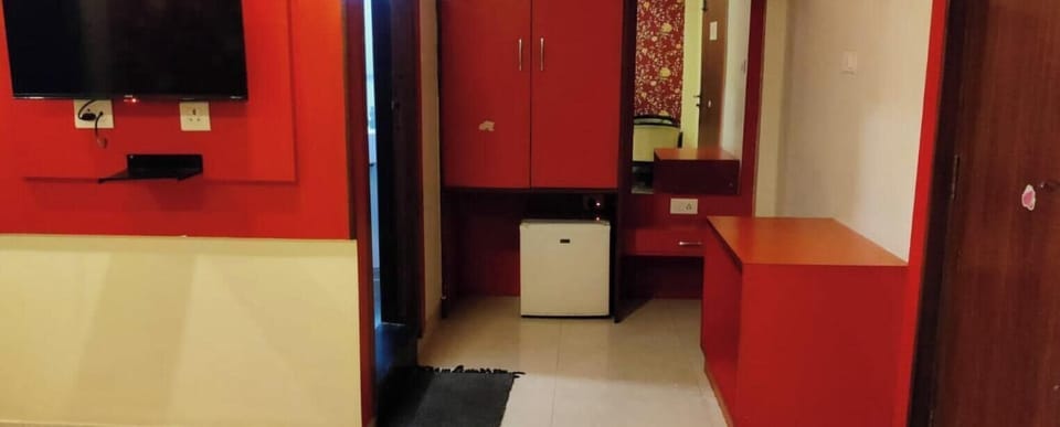 Deluxe Room | Living area | 32-inch LED TV with cable channels, TV